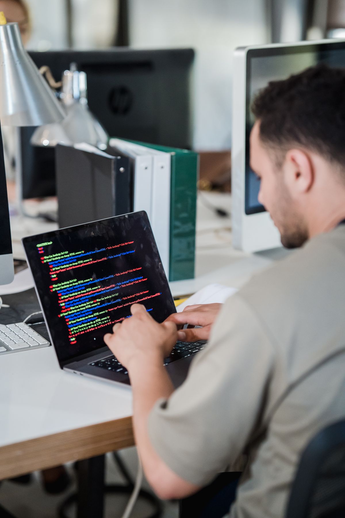 Desarrollador escribiendo código en una laptop