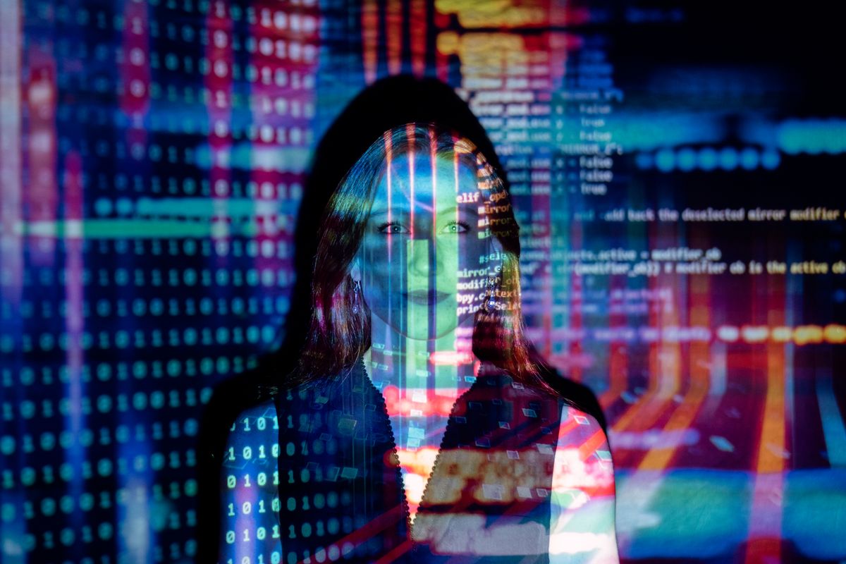 Visualización de datos y código proyectados sobre una persona